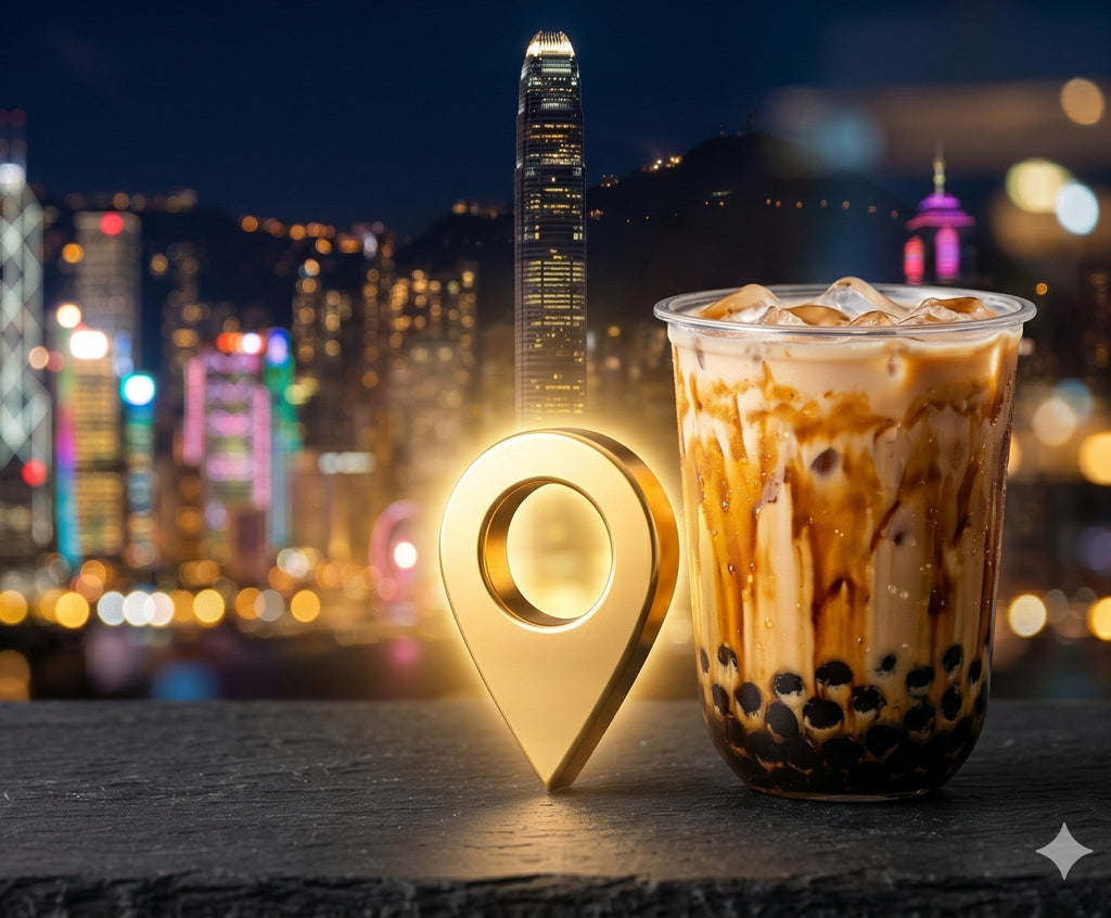 Goldene Standortnadel neben einem Becher Premium-Bubble-Tea auf dunklem Hintergrund: Geschäftsstrategie-Konzept